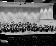 858391 Afbeelding van een orkest tijdens een uitvoering in de grote zaal van het Gebouw Tivoli aan het Lepelenburg te ...